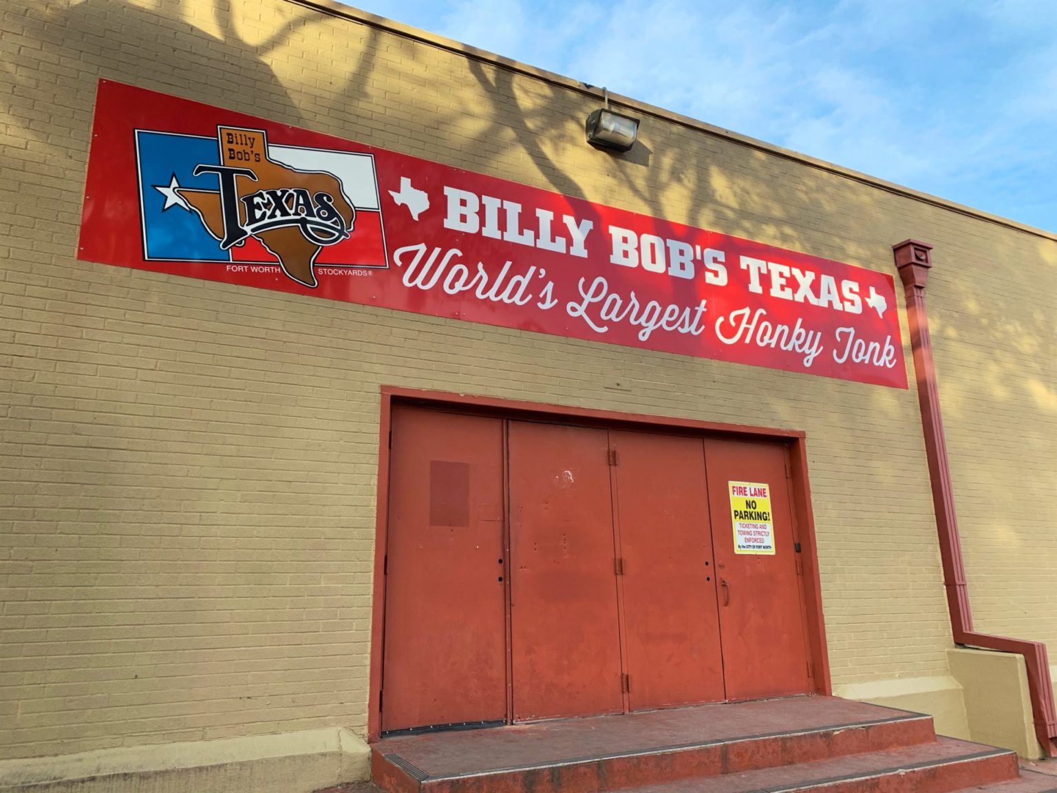 Billy Bob's & Beef Ribs │ Fort Worth Stockyards Traveling with JC